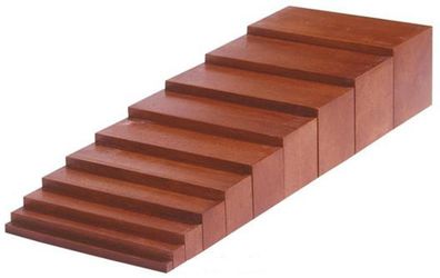 Braune Treppe aus Holz - Montessori