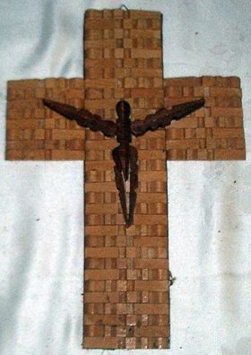 Kreuz aus Holzwäscheklammern