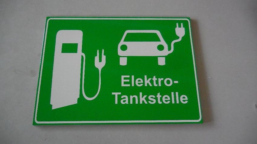 Tankstelle Ladestation e-bike grün  Schild 400 x 250 x 4  mm mit Richtungspfeil 