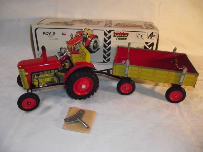 rot/gelb Blechspielzeug Traktor Zetor mit Anhänger von Kovap 