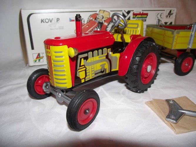 von Kovap rot/gelb Blechspielzeug Traktor Zetor mit Anhänger 