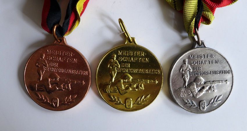 DDR Medaille ASV Armeesportvereinigung Vorwärts grünes Mittelteil silber 62x47mm 