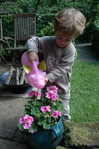 Giesskanne fliegendes SCHWEIN 1,7 Liter Glücksschwein rosa Blumen Garten Kinder