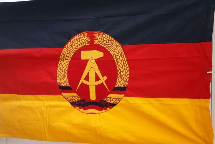 350m x 135cm seitliche Ösen DDR Fahne ca 