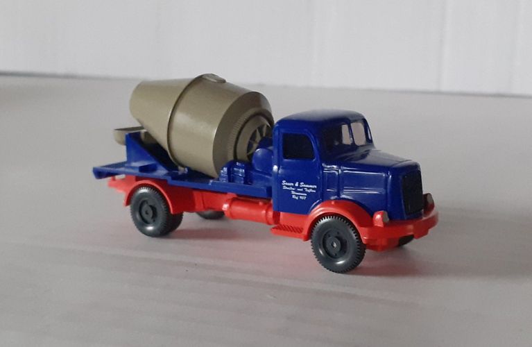 Semi-remorque à Plateau Plat Wiking 1/87 – échelle HO, Couleur Rouge Vif, Modèle Henschel, Neuf