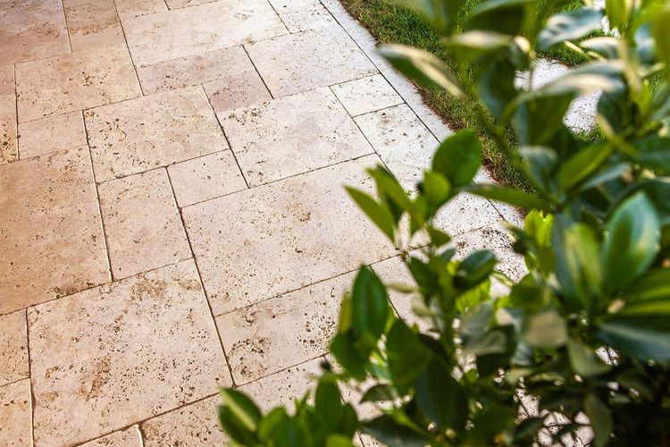 Travertin Terrassenplatten röm Verband Steinplatten Fliesen Garten mediterran 