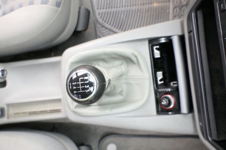 VW Passat 3B 3BG Schaltknauf Schaltsack Schaltung Schaltknüppel 5-Gang grau  Lede gebraucht kaufen bei