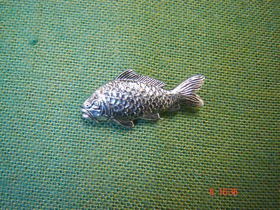 Anstecknadel Hutabzeichen Fischen Barbe Hutschmuck Fischerei Fisch 3,7cm 