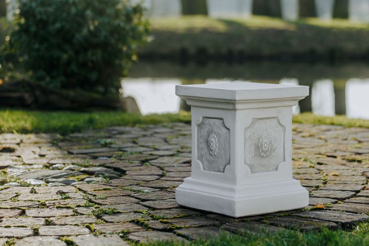 Massiver groer Stein Sockel Podest Sule Statue Motiv Blume Steinguss  frostfest kaufen bei Hood.de