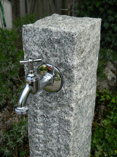 Wasserzapfsäule aus Granit, Wasserzapfstelle, Außenwasserhahn, echter