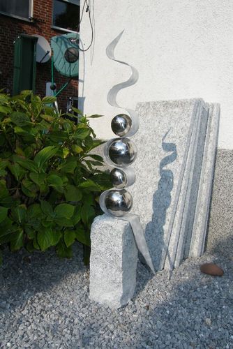 Handarbeit vom Künstler Skulptur Edelstahlkugeln gepaart mit Granit