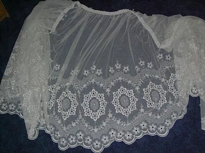 Gardine/ Store- Tüll mit Stickerei gebraucht kaufen bei Hood.de