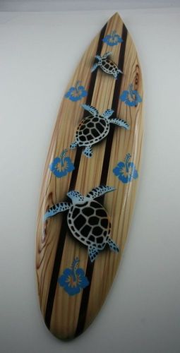 Holzschild im Surfbrett Design mit Blumen und Schildkröte Motiv Surfboard Deko