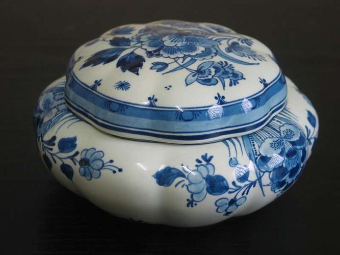 Delft Porzellan Deckeldose mit Blumenmuster De Porceleyne ...