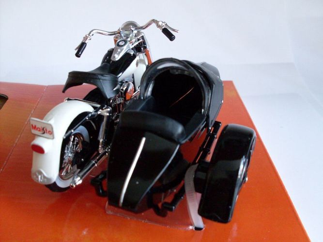 Harley Davidson 1958 mit Beiwagen FLH Duo Glide 1/18 Maisto Modell Motorrad mit