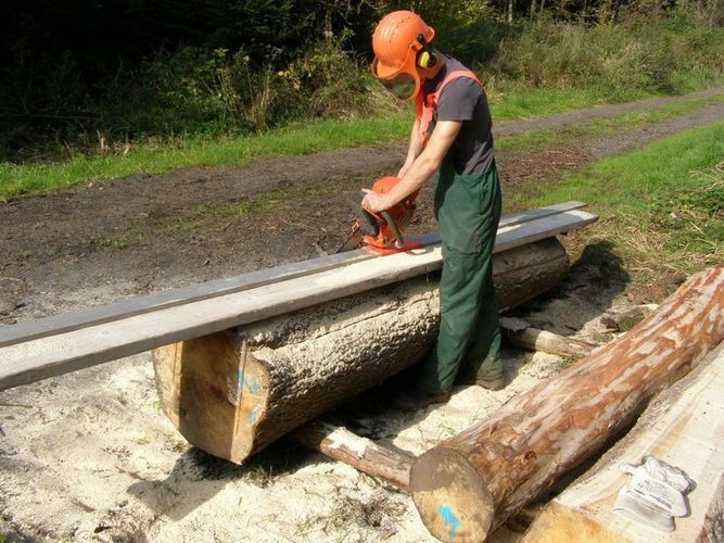 Deine Motorsage Wird Zum Sagewerk Gartenbank Holzbank Gartenmobel Selber Bauen Kaufen Bei Hood De